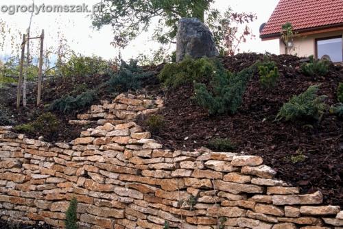 ogrod Kozy Bielsko-Biala Pisarzowice mur oporowy wapien skarpa w ogrodzie skarpa025