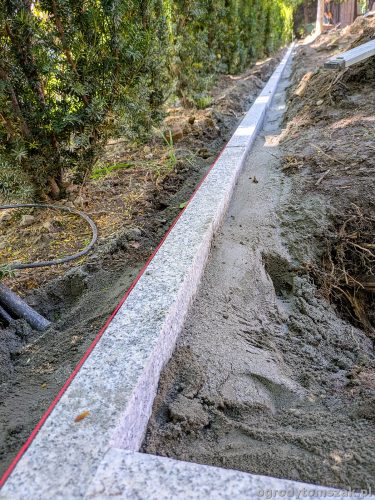 żywopłot cis, taxus, obrzeże granitowe, krawężnik granitowy, trawnik z siewu, odnowienie trawnika